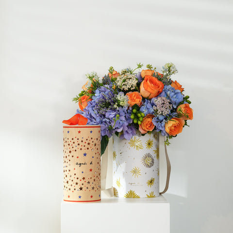 Enchanting Moon and Bloom Fresh Flower in Blooming Box with 4pcs Egg Custard Mooncake Gift Box | agnès b. FLEURISTE
