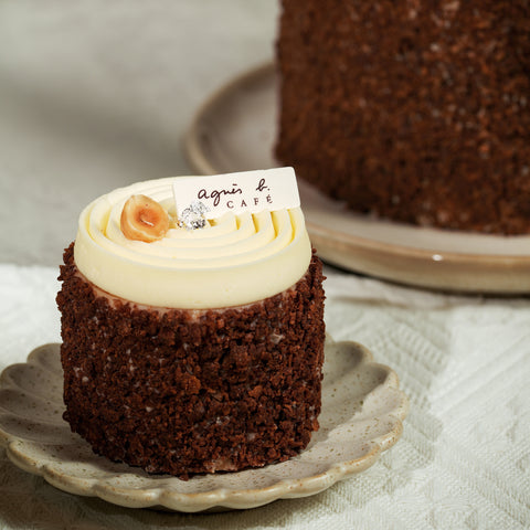 Chloe Hazelnut praline mousse mini cake | agnès b. CAFÉ
