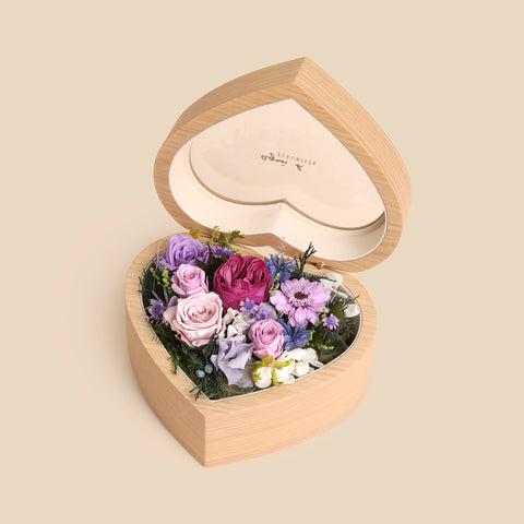 Love Goes On flower box - Lille - agnes b Fleuriste fresh flower box